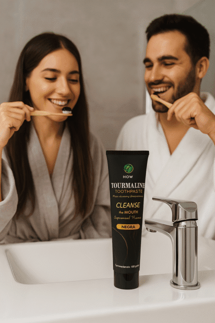 Pareja cepillándose los dientes con crema dental de turmalina negra HGW, limpieza profunda y protección natural